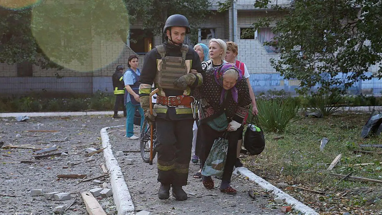 Das russische Militär greift ukrainische Städte immer wieder aus der Luft an - und stürzt die Bewohner damit in Not. (Foto: ---/Ukraine's Emergency Service/AP/dpa)