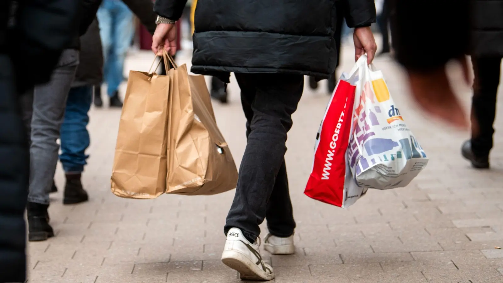 Das Konsumklima in Deutschland erholt sich weiter. (Foto: Daniel Bockwoldt/dpa)