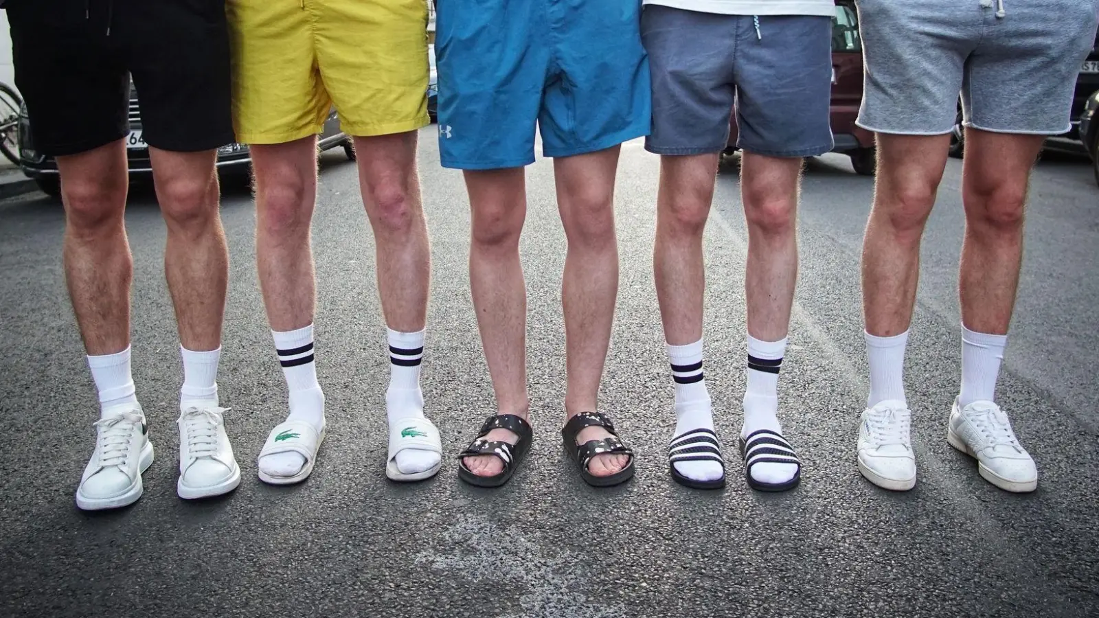 Weiße Socken in Badelatschen - was vor einigen Jahren noch als völlig geschmacklos galt, ist nun Trend. (Foto: Alexander Blum/dpa/dpa-tmn)