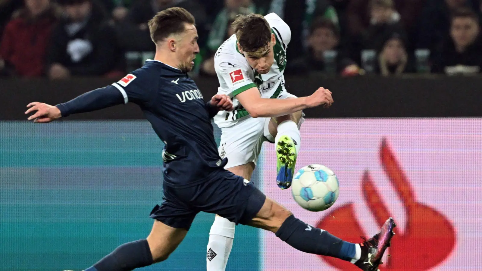 Umkämpfte Partie im Borussia-Park. (Foto: Federico Gambarini/dpa)