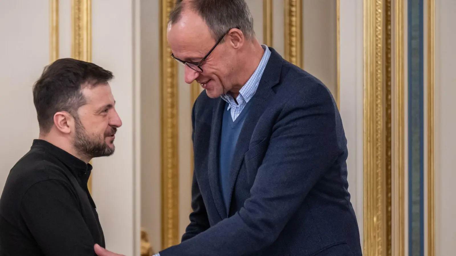 Es müsse alles dafür getan werden, um die Ukraine in die Lage zu versetzen, ihr Recht auf Selbstverteidigung wahrzunehmen, sagt Friedrich Merz bei einem Treffen mit Präsident Wolodymyr Selenskyj.  (Foto: Michael Kappeler/dpa)