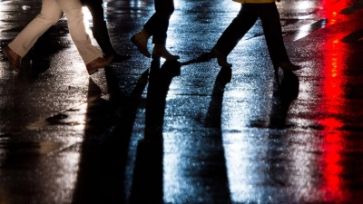 Ist es dunkel und nass, hilft helle Kleidung im Straßenverkehr, um besser gesehen zu werden. (Foto: Lukas Schulze/dpa/dpa-tmn)