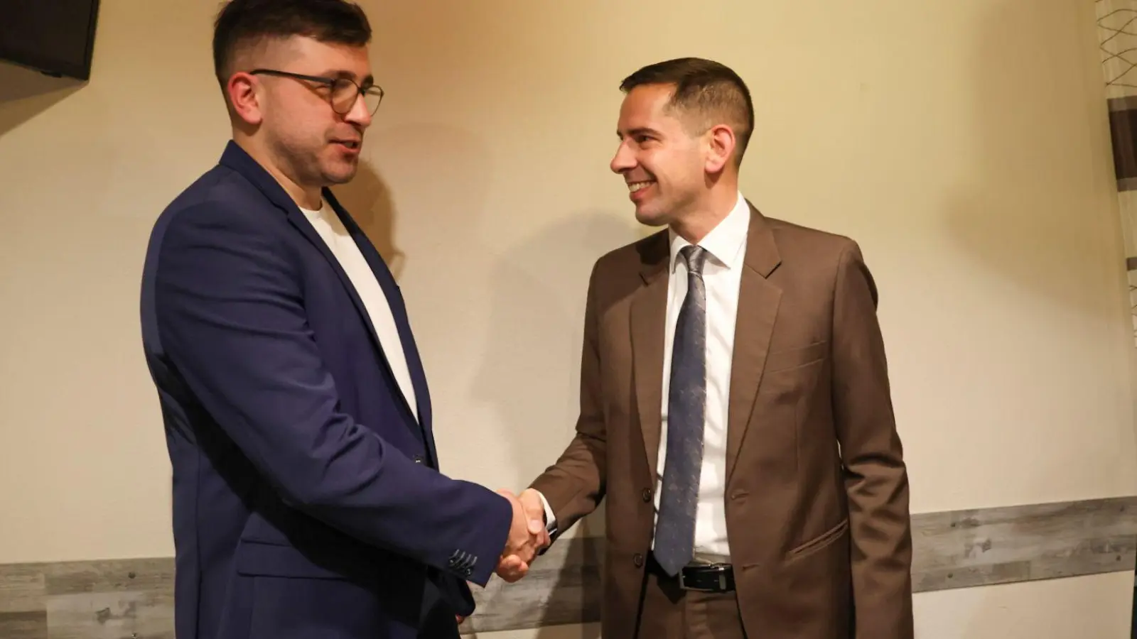 Florian Weinmann, Sprecher der Landliste (links), gratuliert Sven Waidmann zur Nominierung. (Foto: Martina Haas)