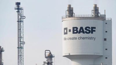 Der Chemiekonzern BASF zählt zu den wichtigsten Arbeitgebern in Rheinland-Pfalz. Der Sparkurs des Ludwigshafener Konzerns mit Stellenabbau und der Schließung von Anlagen bereitet dem Land Sorgen. (Archivbild) (Foto: Uwe Anspach/dpa)