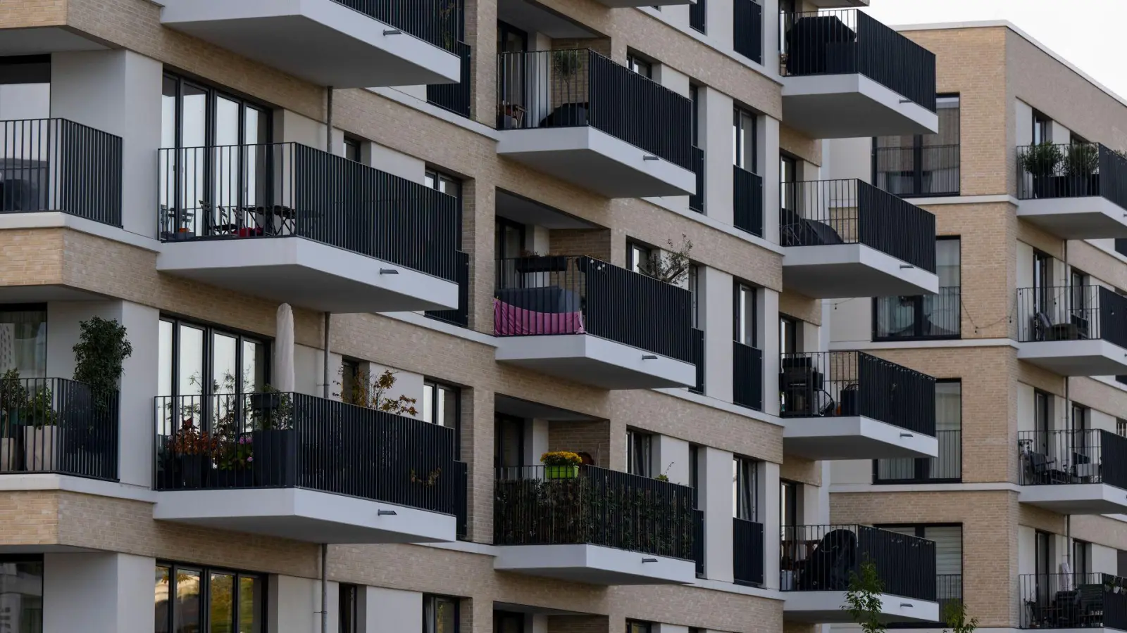 Die Mieten steigen weiter, vor allem in Metropolen und anderen Großstädten (Archivbild). (Foto: Monika Skolimowska/Deutsche Presse-Agentur GmbH/dpa)