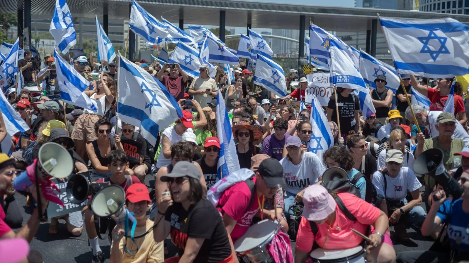 Isrealische Demonstranten fordern einen sofortigen Geisel-Deal. (Foto: ILIA YEFIMOVICH/dpa)