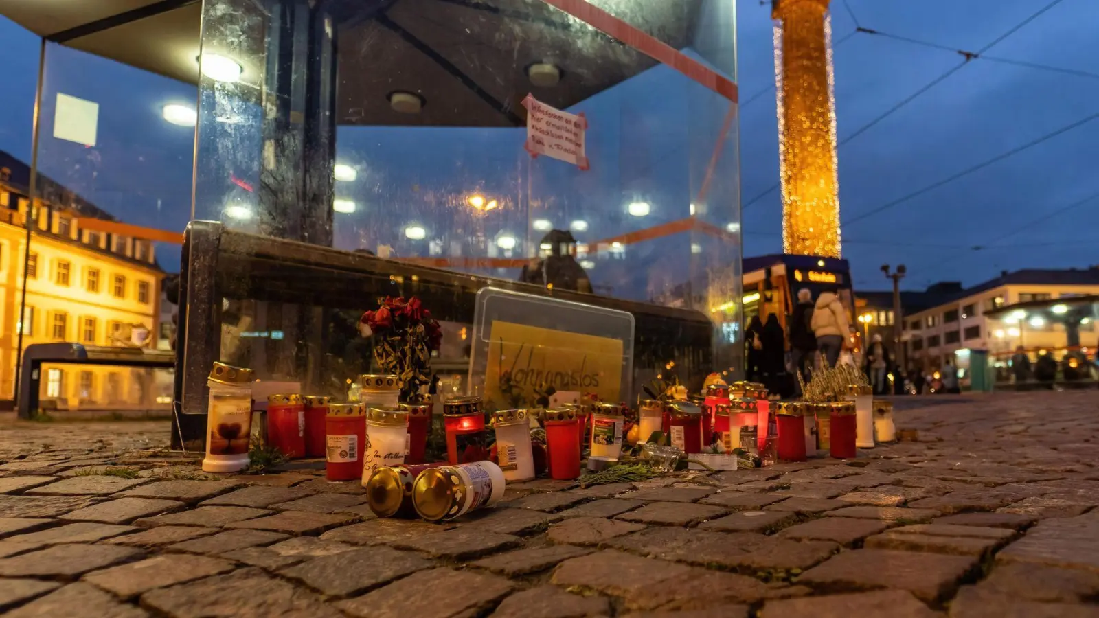 Kerzen und Blumen im November 2023 in Darmstadt zur Erinnerung an einen Obdachlosen, der dort wenige Tage zuvor getötet worden war. (Foto: Marc Wickel/dpa)
