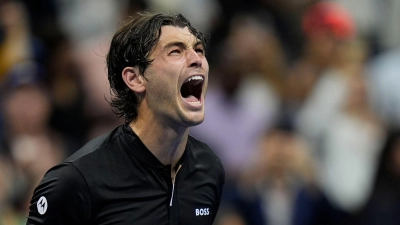 Taylor Fritz schreit seine Freude über den Finaleinzug heraus. (Foto: Seth Wenig/AP/dpa)