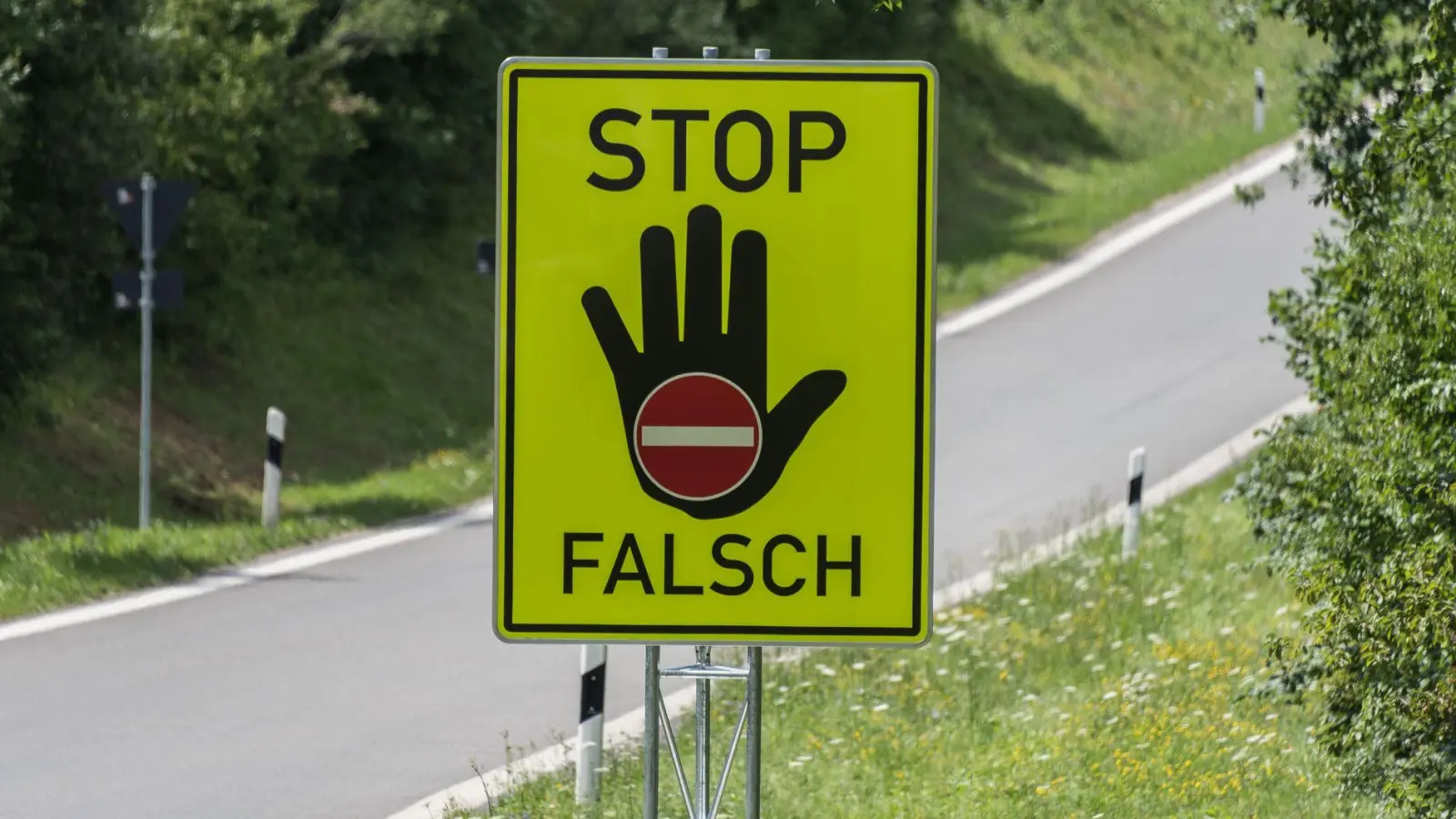 Die Seniorin wendete ihr Auto auf der Autobahn, weil sie eine Ausfahrt verpasst hatte. (Symbolbild) (Foto: Daniel Maurer/dpa)