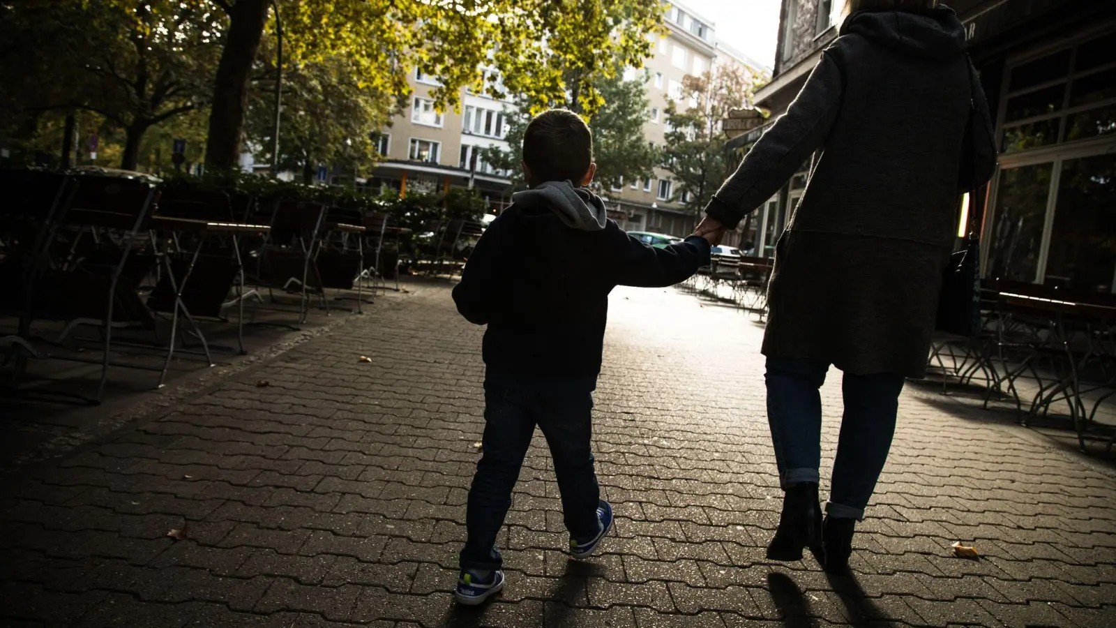 Wünscht sich das Kind getrennter Eltern, gleich viel Zeit mit Mama und Papa zu verbringen, kann das Wechselmodell sinnvoll sein - auch wenn die Eltern sich streiten. (Foto: Christin Klose/dpa-tmn)