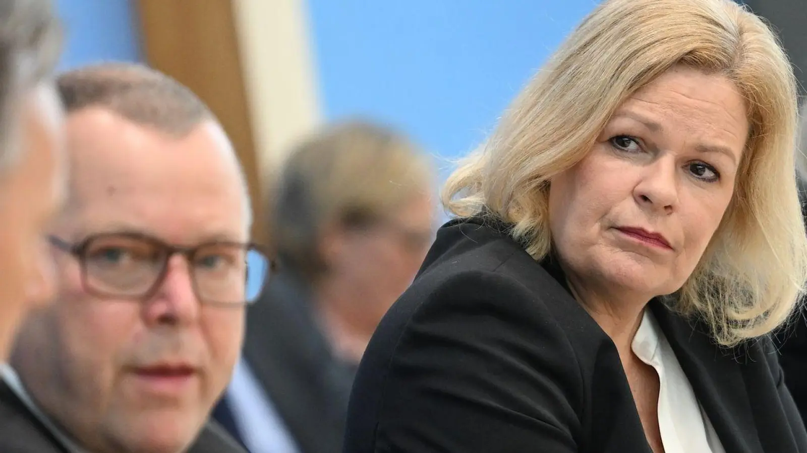 Bundesinnenministerin Nancy Faeser (SPD) und die Länder-Ressortchefs schalten sich heute in einer Videokonferenz zusammen, um nach Angriff in Dresden über besseren Schutz zu beraten. (Foto: Britta Pedersen/dpa)