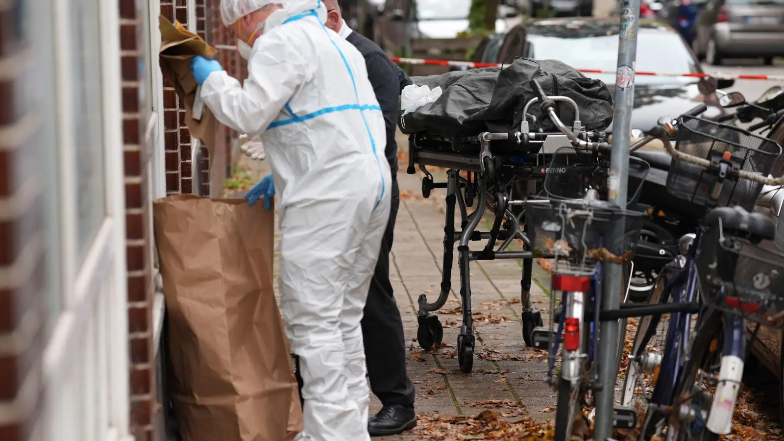  Ein Mann ist in Hamburg durch eine Schussverletzung tödlich verletzt worden. Anwohnerinnen und Anwohner hatten noch versucht, den Mann wiederzubeleben. (Foto: Marcus Brandt/dpa)