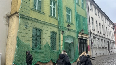 Was macht die Stadt mit dem Maurerhaus? Die historische Immobilie mit der signifikanten Fassadenfarbe steht seit geraumer Zeit leer. Nun soll ein Gutachten neue Ideen liefern. (Foto: Florian Pöhlmann)