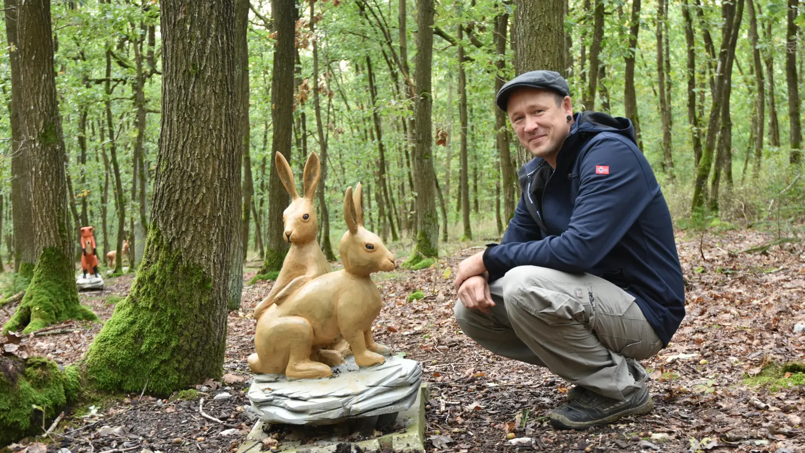 Grischka Kohn mit seinen Hasen am Rande des Kinderwanderwegs im Wald bei Rüdisbronn. Insgesamt 13 Stationen sind hier zu finden – neben den Hasen hat der Hobby-Bildhauer mit dem ungewöhnlichen Vornamen noch etliche weitere Tiere geschaffen. (Foto: Anita Dlugoß)