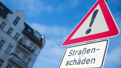 Noch vorsichtiger sein: Dieses Schild weist auf Straßenschäden hin. (Foto: Florian Schuh/dpa/dpa-tmn)