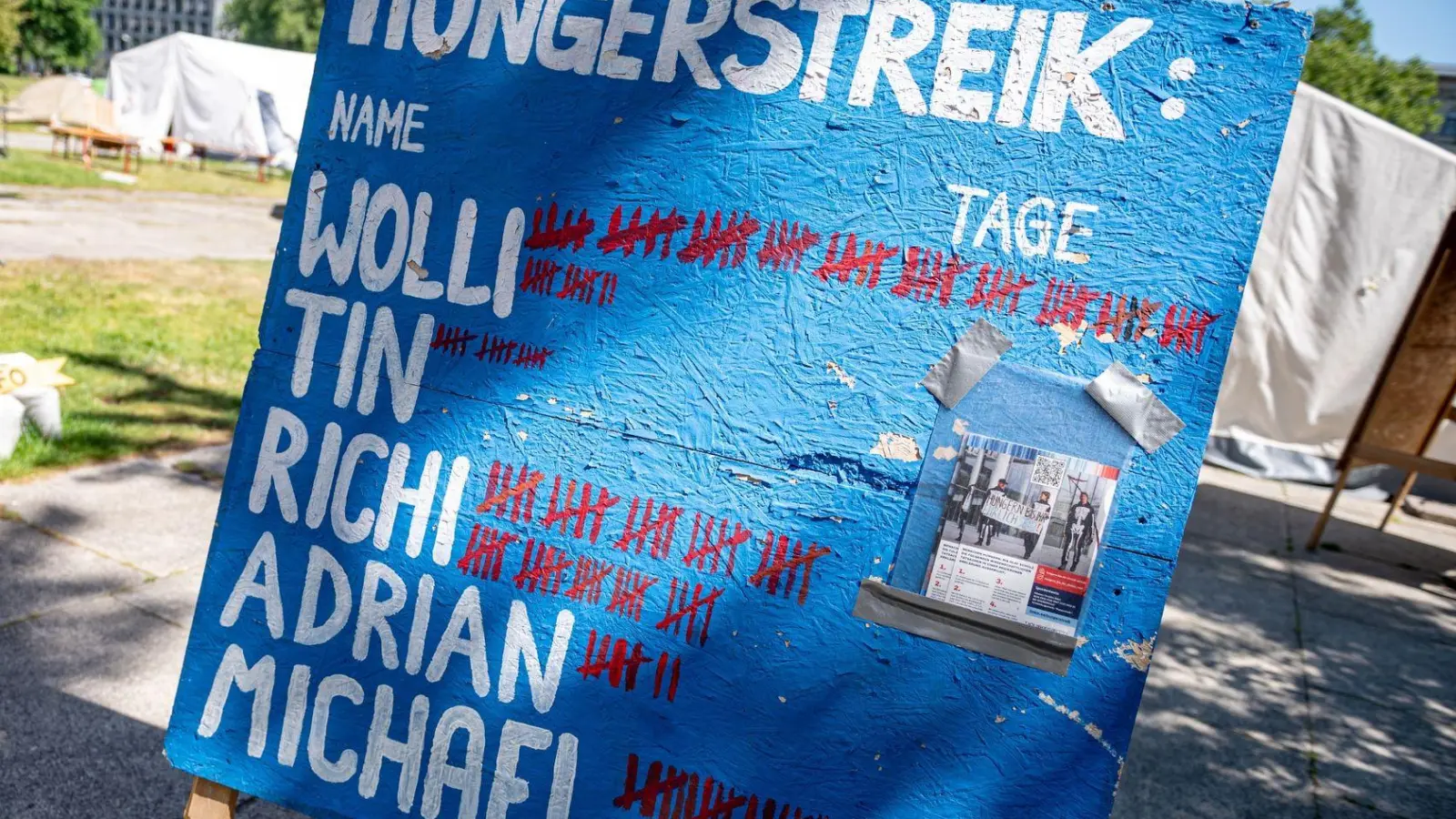 Die Aktivisten wollen mit einem Hungerstreik eine Regierungserklärung des Kanzlers zum Klima erzwingen. (Foto: Fabian Sommer/dpa)