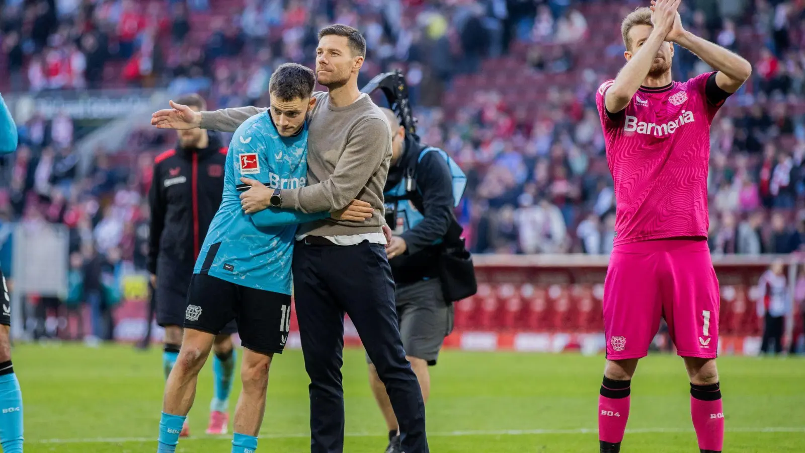 Bleibt das Leverkusener Erfolgsduo? - Florian Wirtz (l) und Xabi Alonso (M). (Foto: Rolf Vennenbernd/dpa)