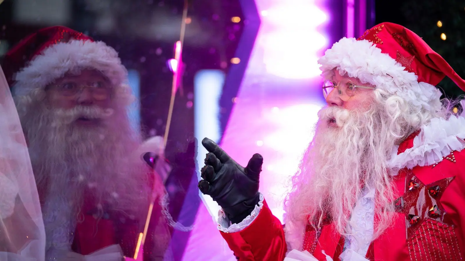 Vor dem Londoner Kaufhaus Selfridges wurde ein Weihnachtsmann gesichtet. (Foto: Aaron Chown/PA Wire/dpa)