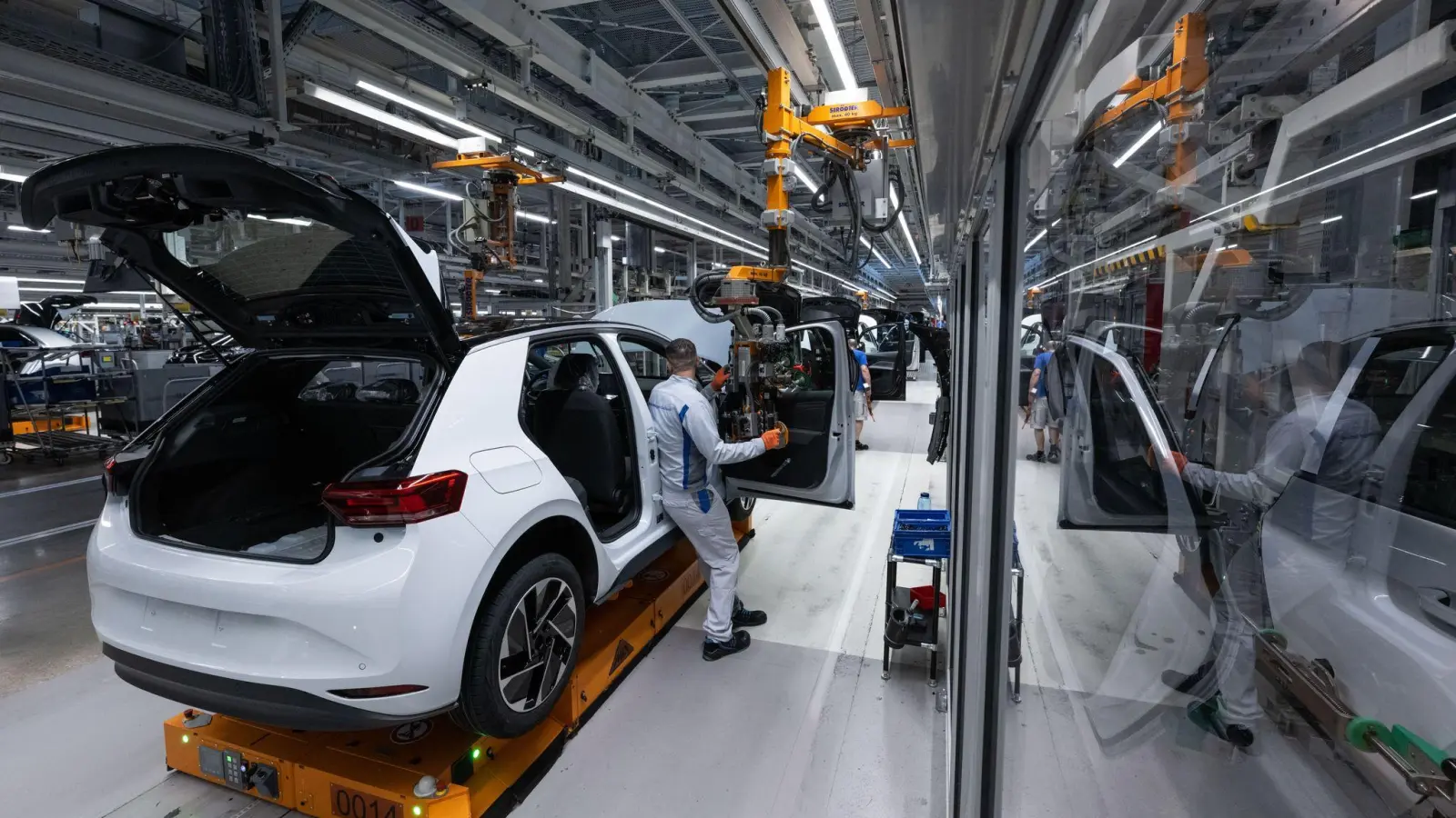 Die deutsche Autoindustrie kämpft mit schwachen Verkaufszahlen besonders bei E-Autos. (Archivbild) (Foto: Hendrik Schmidt/dpa)