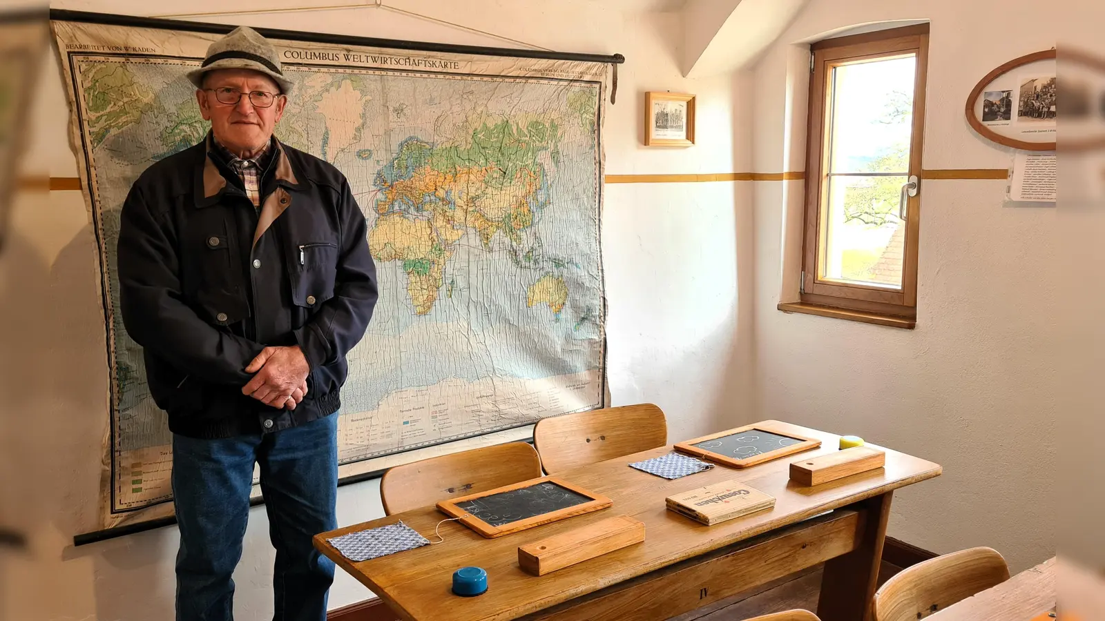 Zwei Räume im Dachboden des ehemaligen Schulgebäudes hat Günther Büchler in einstige Klassenzimmer verwandelt: mit Holzbänken, Schiefertafeln und großen Landkarten. (Foto: Margit Schwandt)