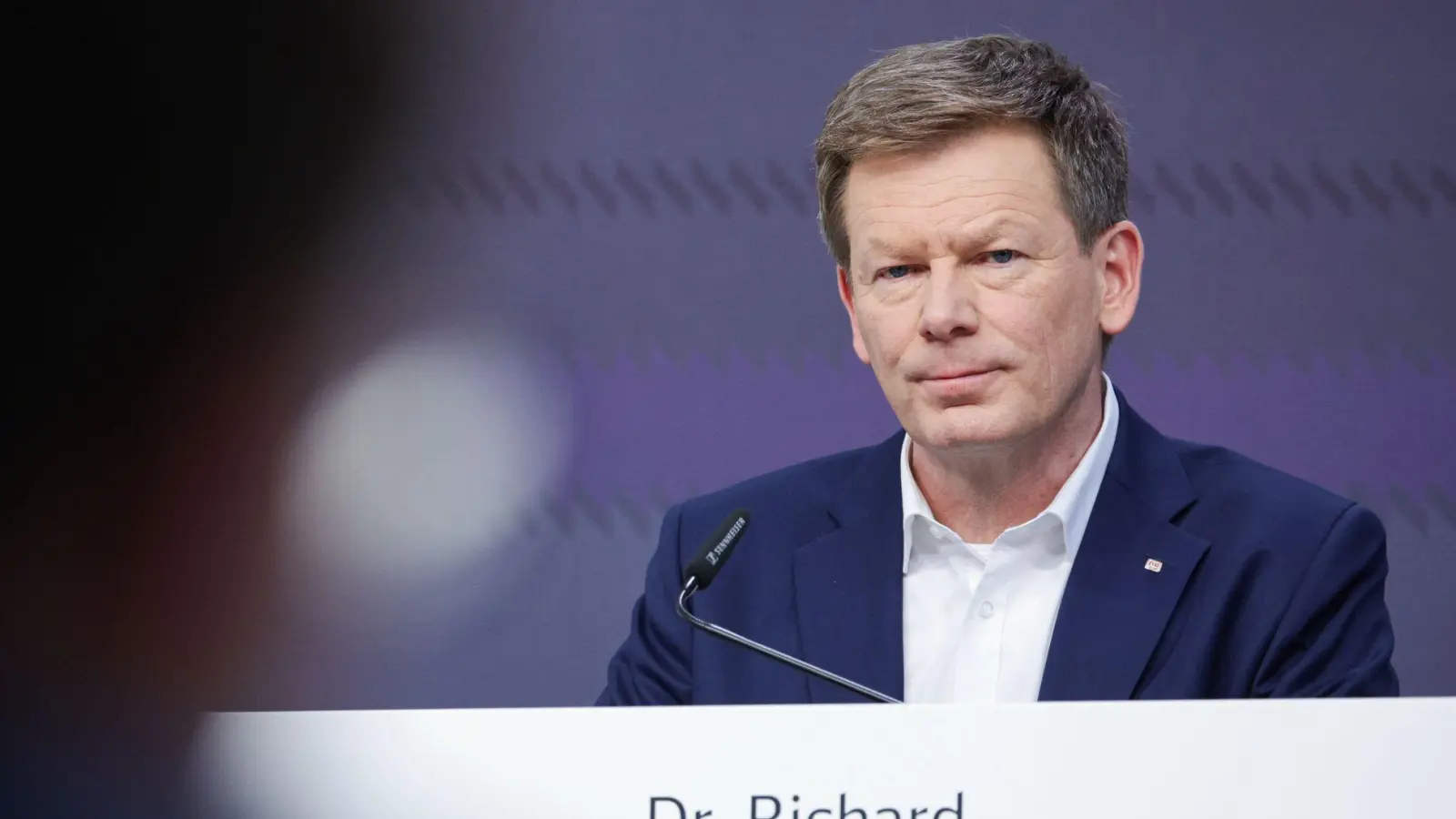 Zwar muss Bahnchef Lutz sparen - doch im direkten Betrieb will er keine Strellen streichen. (Archivfoto) (Foto: Hannes P Albert/dpa)