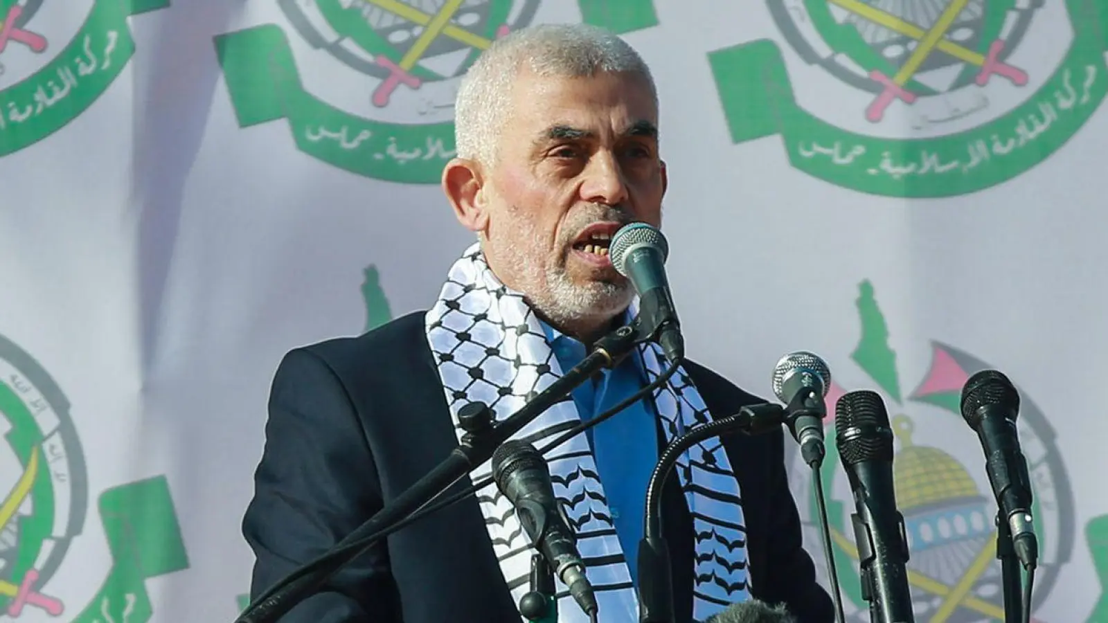 Jihia al-Sinwar, Gaza-Chef der Hamas-Bewegung, spricht auf einer Kundgebung anlässlich des 35-jährigen Gründungsjubiläums der Bewegung. (Foto: Mohammed Talatene/dpa)