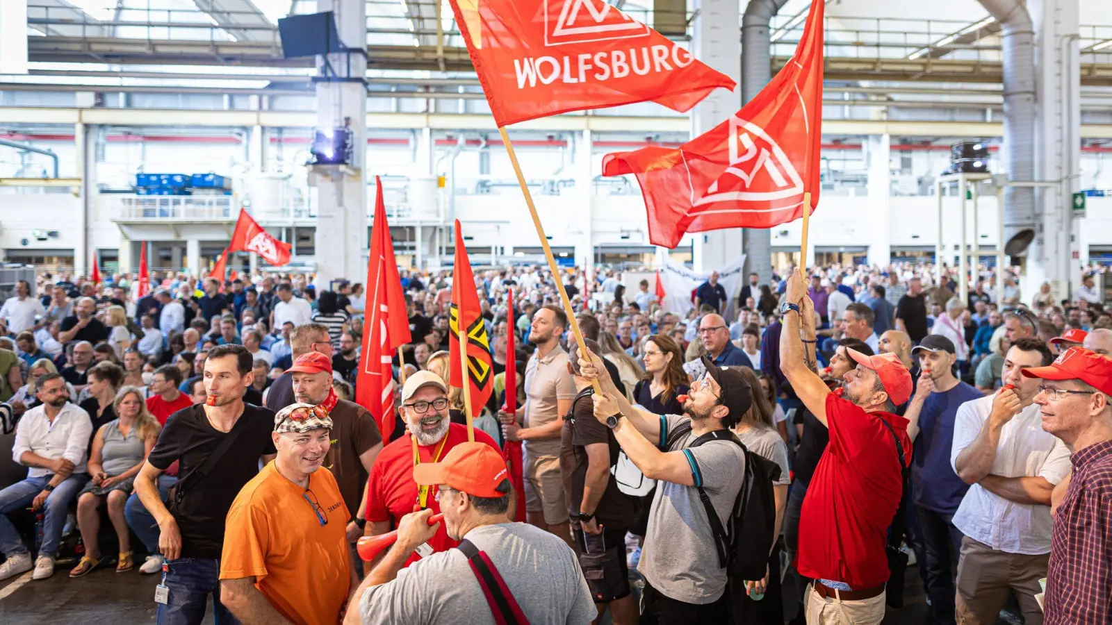 Auf der Betriebsversammlung protestieren VW_Beschäftgigten gegen die SPrpläne des Konzerns. (Foto: Moritz Frankenberg/dpa Pool/dpa)