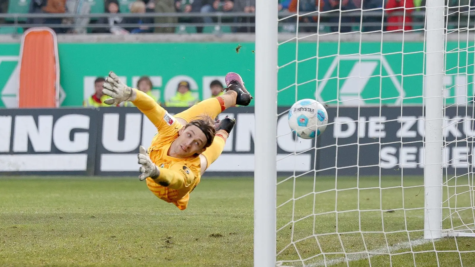 Fürths Torwart Körber war beim 0:1 chancenlos und musste später ausgewechselt werden. (Foto: Friso Gentsch/dpa)