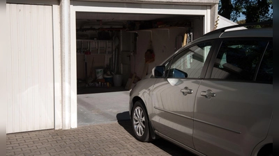 Guter Schutz fürs Auto: Klar, das bietet eine Garage - für den Fall der Fälle ist zudem auch ein passender Versicherungsschutz wichtig, der bestenfalls nicht unnötig teuer sein sollte. (Foto: Andrea Warnecke/dpa-tmn)