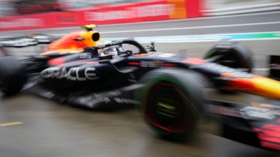 Der niederländische Red-Bull-Pilot Max Verstappen bei der Einfahrt in die Box. (Foto: Eugene Hoshiko/AP/dpa)