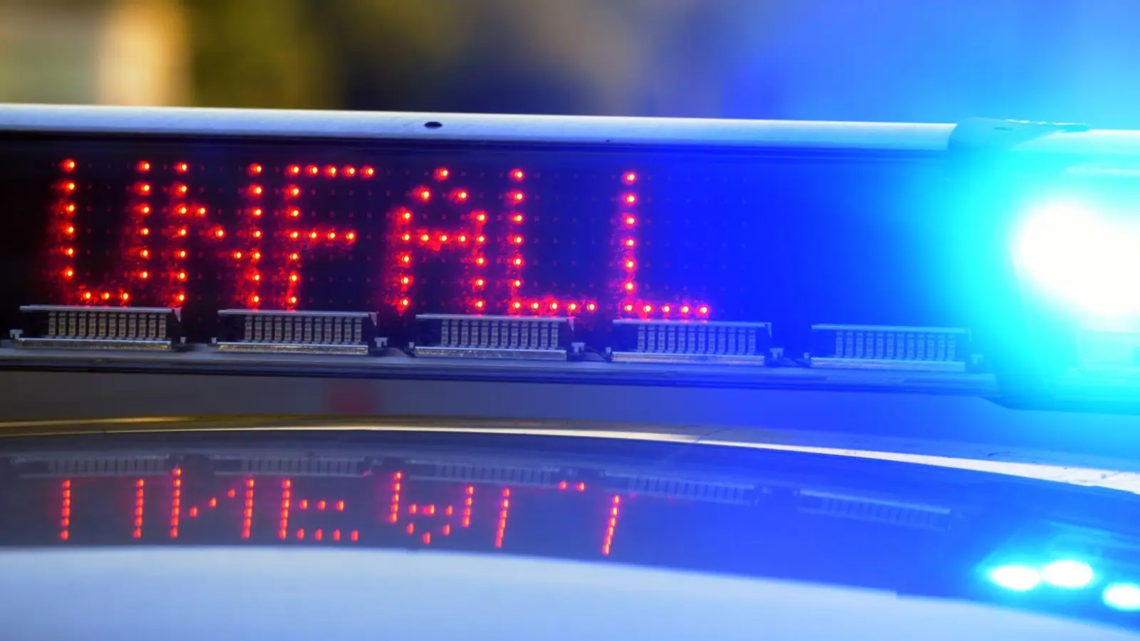 Auf der A99 ist ein Lastwagenfahrer in einen Sicherungsanhänger einer Baufirma gefahren. (Symbolbild) (Foto: Stefan Puchner/dpa)