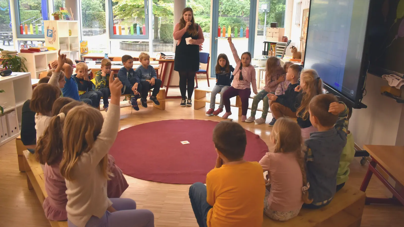 Lehrerin Katharina Porster-Scholz und die Schülerinnen und Schüler ihrer Klasse nutzen gerade den Sitzkreis, er spielt eine ganz zentrale Rolle im Churermodell. (Foto: Ute Niephaus)