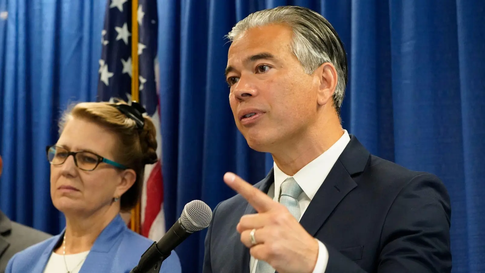 Der kalifornische Generalstaatsanwalt Rob Bonta will rigoros gegen Preiswucher, Betrügereien und Plündereien rund um die Feuerkatastrophe von Los Angeles vorgehen. (Archivbild) (Foto: Eric Risberg/AP/dpa)