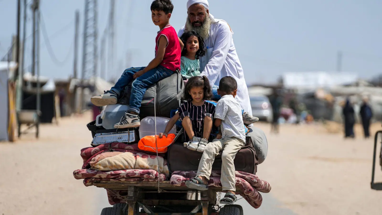 Palästinenser sind innerhalb des Gazastreifens auf der Flucht. Eine Waffenruhe könnte ihr Los lindern. (Foto: Abdel Kareem Hana/AP/dpa)