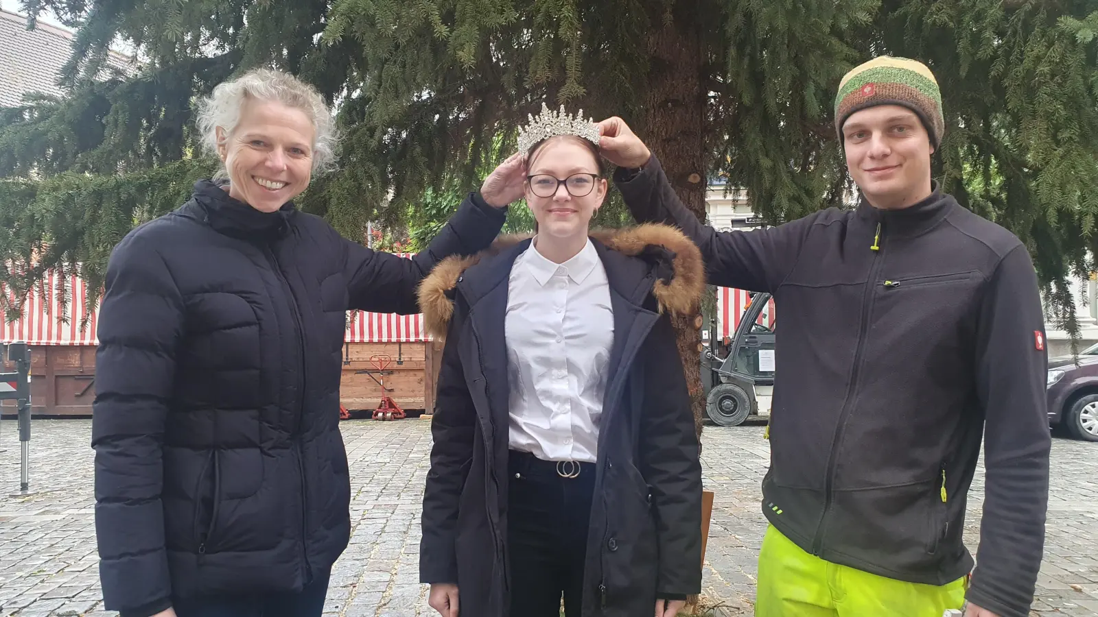 Christkind Jolina Schwab wurde von Birgit Grübler (links) und Jochen Schauer unter dem frisch geschmückten Baum am Marktplatz gekrönt. (Foto: Anna Franck)