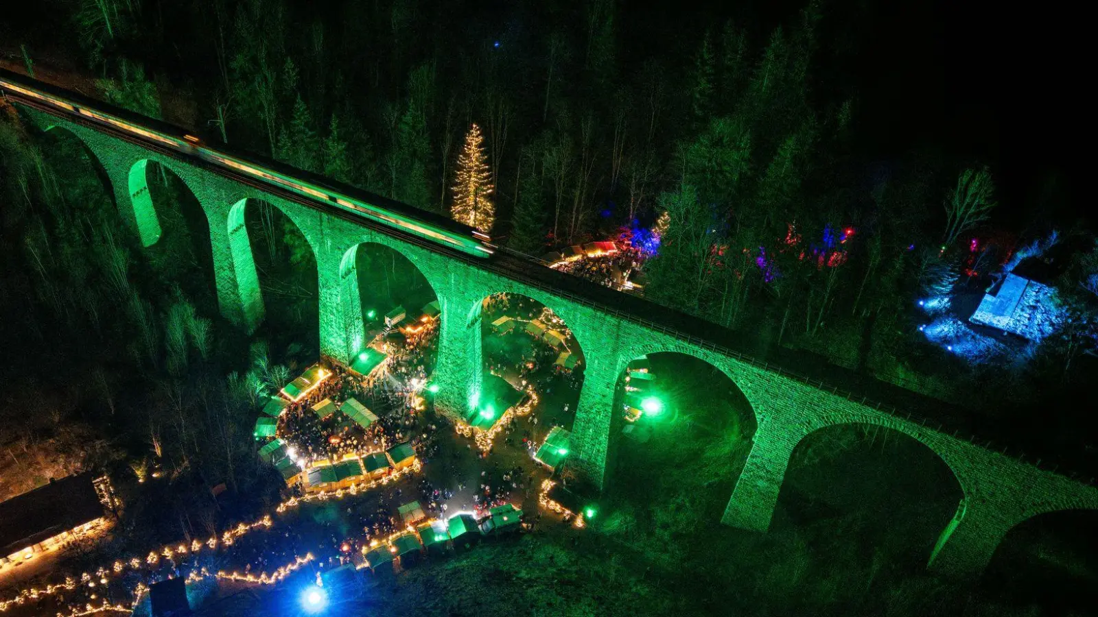 Beleuchtetes Eisenbahn-Viadukt der Höllentalbahn über dem Weihnachtsmarkt in der Ravennaschlucht. (Foto: Philipp von Ditfurth/dpa)