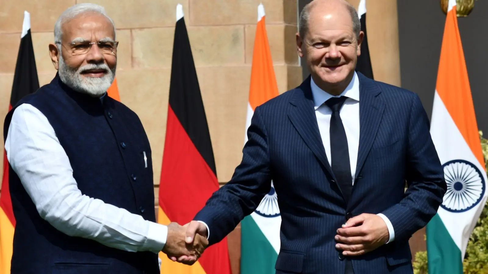 Mit Putin war es eine Umarmung, mit Scholz ist es nur ein Händedruck. Trotzdem versteht sich der indische Premier mit seinem Gast aus Deutschland gut.  (Foto: Ravi Batra/ZUMA Press Wire/dpa)