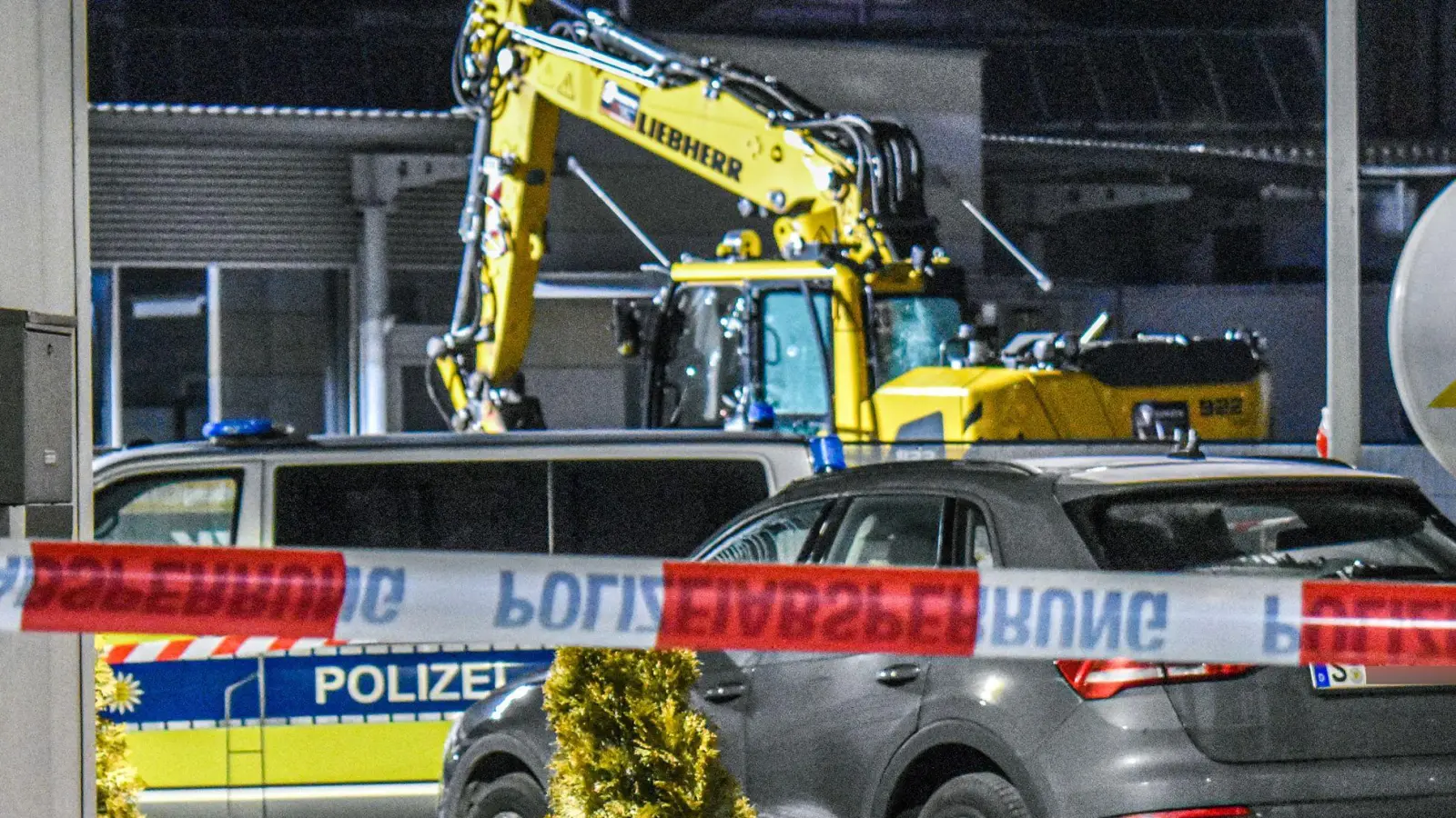 Der Bagger hat eine Schneise der Verwüstung hinterlassen.  (Foto: Fabian Koss/onw-images/dpa)