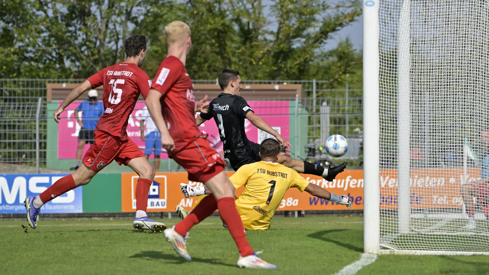 Der Mann für die späten Tore in Aktion: Wieder rettete Michael Sperr (dunkles Trikot) mit seinem Treffer zum 1:1 der SpVgg Ansbach einen Punkt. (Foto: Martin Rügner)