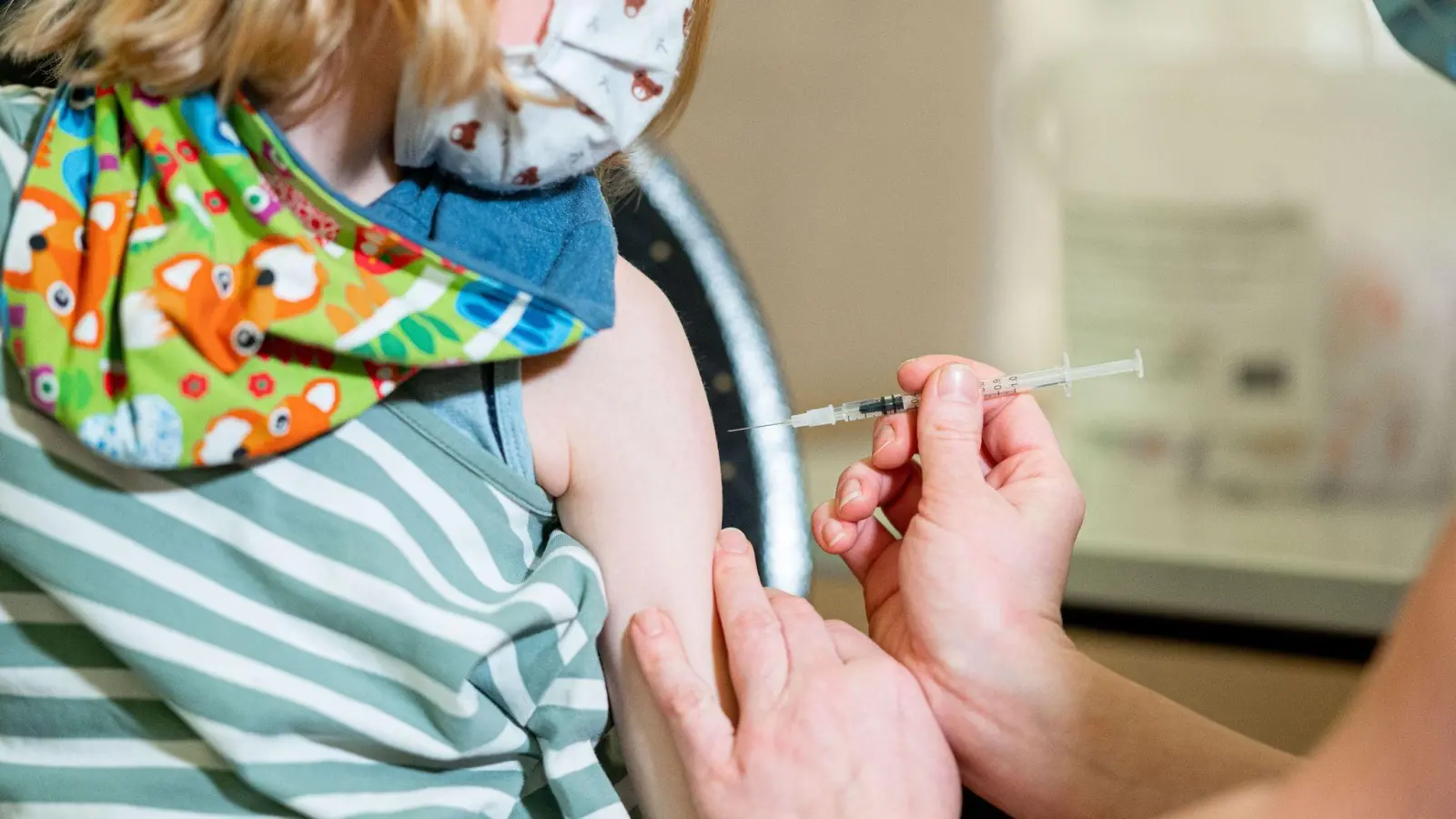 Ein kleines Mädchen wird im mobilen Impfzentrum für Kinder in Lüneburg gegen das Coronavirus geimpft. (Foto: Daniel Reinhardt/dpa)