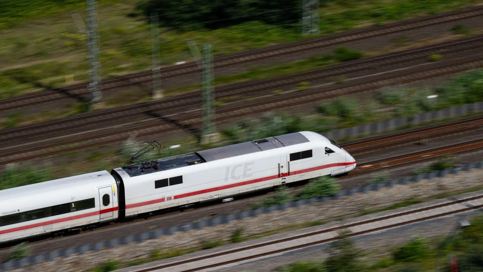 Mehr als jeder dritte Fernzug war im September unpünktlich unterwegs. (Archivbild) (Foto: Daniel Reinhardt/dpa)