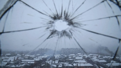 Blick aus einem durch Granatenbeschuss zerbrochenen Krankenhausfenster in Mariupol, Ukraine. (Foto: Evgeniy Maloletka/AP/dpa)