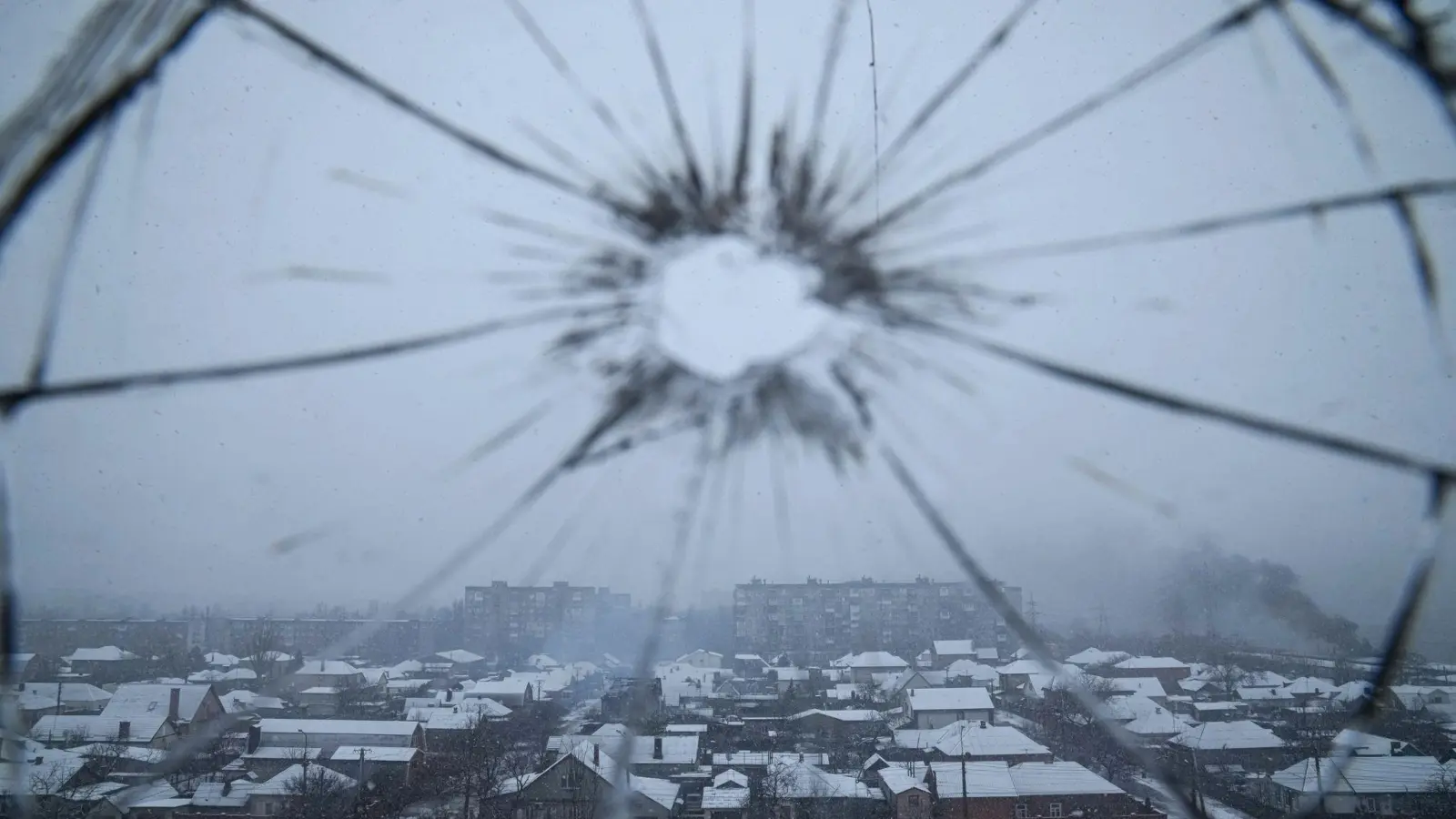 Blick aus einem durch Granatenbeschuss zerbrochenen Krankenhausfenster in Mariupol, Ukraine. (Foto: Evgeniy Maloletka/AP/dpa)