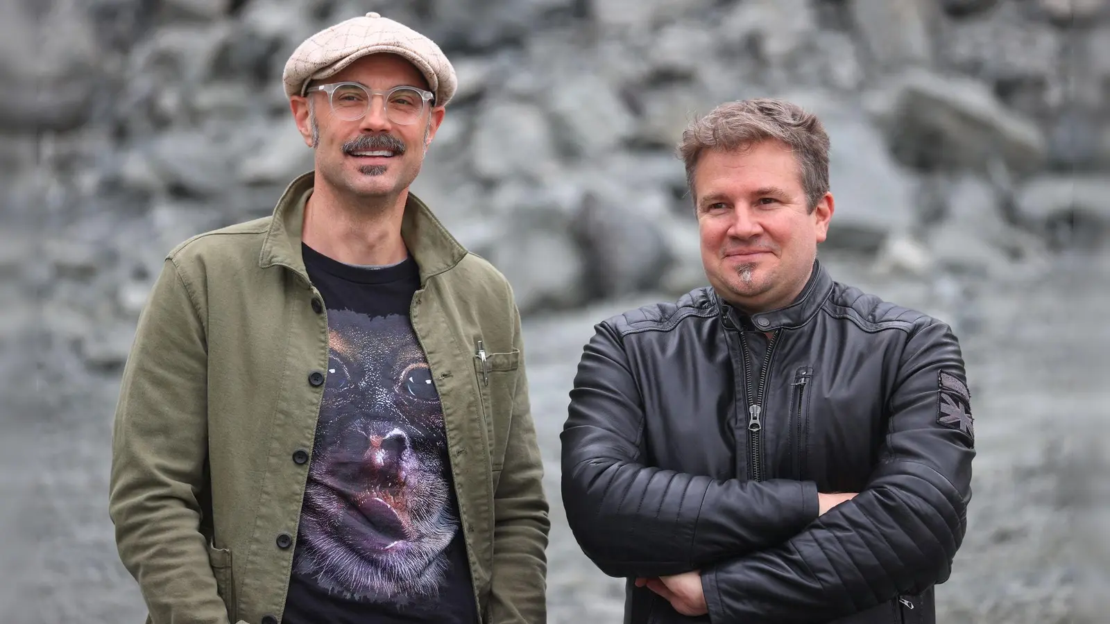 Das Allgäuer Autorenduo Volker Klüpfel (links) und Michael Kobr stellt Ende September in Memmingen den neuen Band seiner Kluftinger-Reihe namens „Lückenbüßer“ vor. (Foto: Karl-Josef Hildenbrand/dpa)