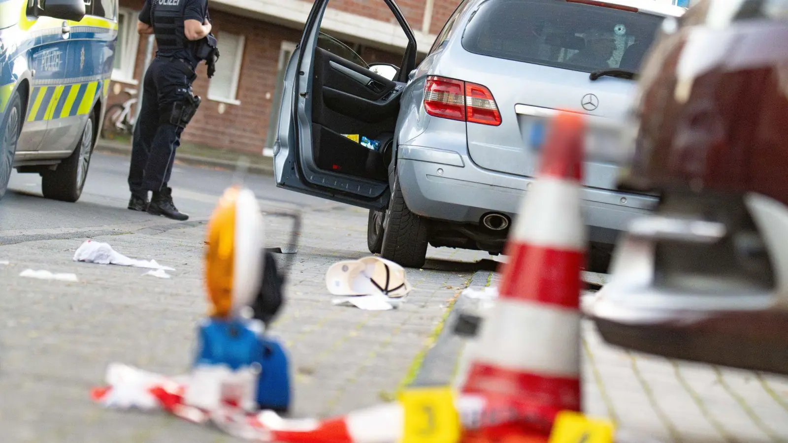 In Köln starb am Dienstag ein 32-Jähriger durch einen oder mehrere Schüsse. Der Täter ist weiter auf der Flucht. (Foto: Benjamin Westhoff/dpa)