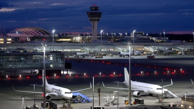 Mit einem Charterflug sind 40 Menschen vom Flughafen München abgeschoben worden. (Symbolbild) (Foto: Karl-Josef Hildenbrand/dpa)
