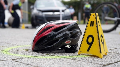 Spurensuche: Ein Verkehrsunfall zwischen Auto und Fahrrad - im Nachgang geht es vor Gericht oft um die Haftungsverteilung. (Foto: Federico Gambarini/dpa/dpa-tmn)