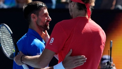 Alexander Zverev (rechts) steht nach der Aufgabe von Novak Djokovic im Finale (Foto: Asanka Brendon Ratnayake/AP/dpa)