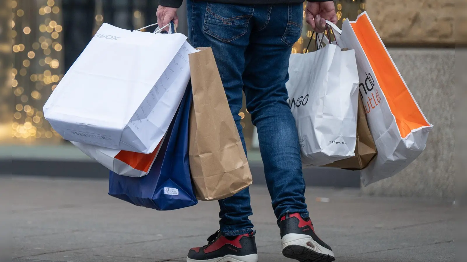 Volle Einkaufstüten in der Frankfurter Innenstadt. (Foto: Evelyn Denich/dpa)