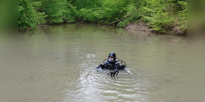 Mit Tauchern suchte die Polizei in einem Weiher am Fundort der Leiche nach einer Waffe. (Foto: Katrin Merklein)